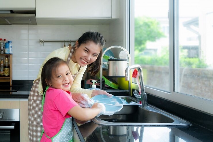 tanggung jawab anak sesuai usia, tugas anak di rumah, mendidik anak mandiri, anak usia 3 tahun belajar tanggung jawab, parenting anak 5 tahun, tugas anak sekolah dasar, cara mengajarkan tanggung jawab pada anak, tips parenting usia dini